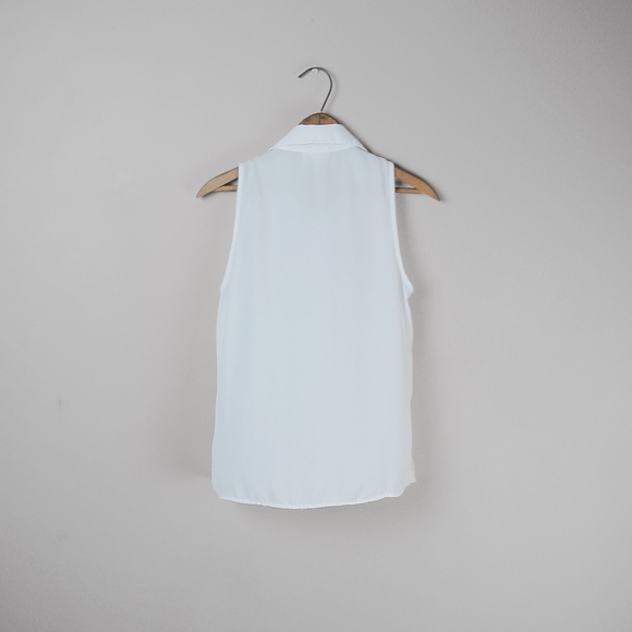 UO // Sleeveless Floral Eyelet Blouse - Picture 3 of 4